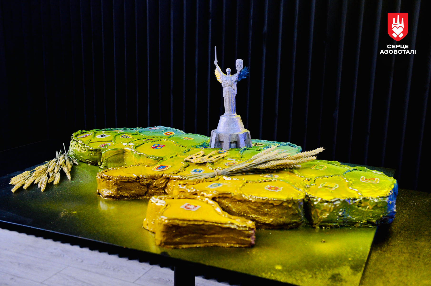 До Дня незалежності оборонці Маріуполя разом з родинами спекли велетенський торт у формі мапи України